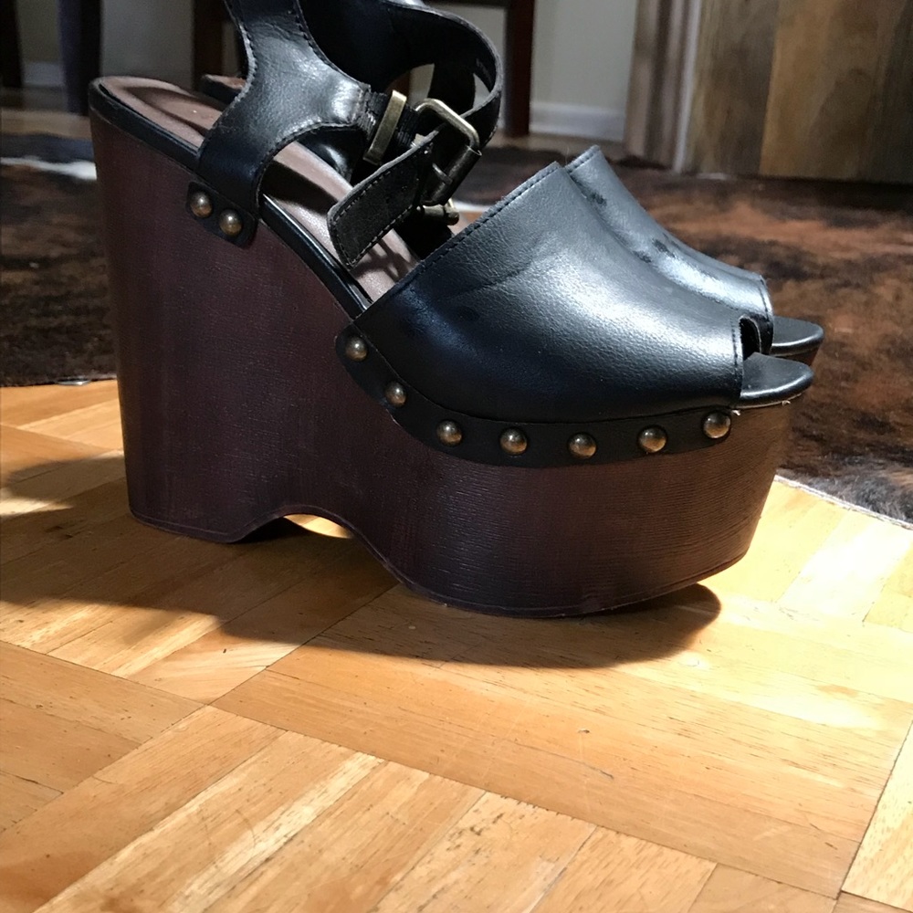 Black wedges